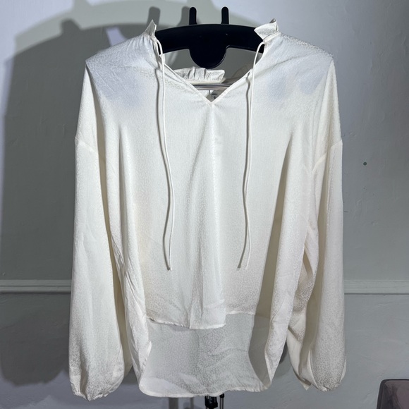 Express Women’s Textured Jacquard Ruffle Tie Neck Top NWT size Medium - Picture 5 of 9